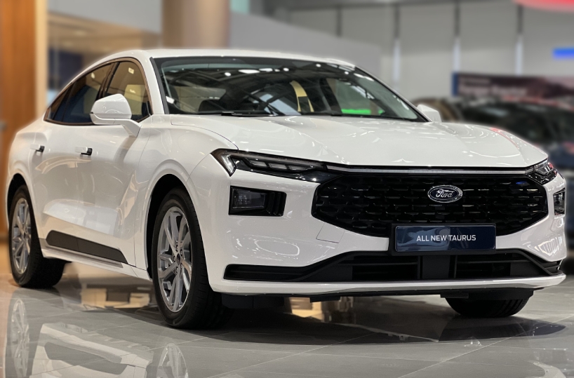 Rent Ford Taurus in dubai front view