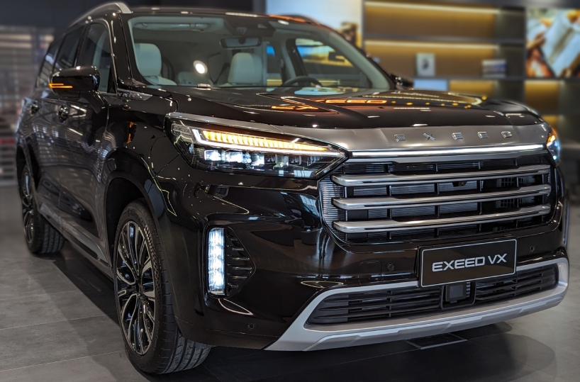 استئجار Exeed VX في منظر أمامي لدبي
