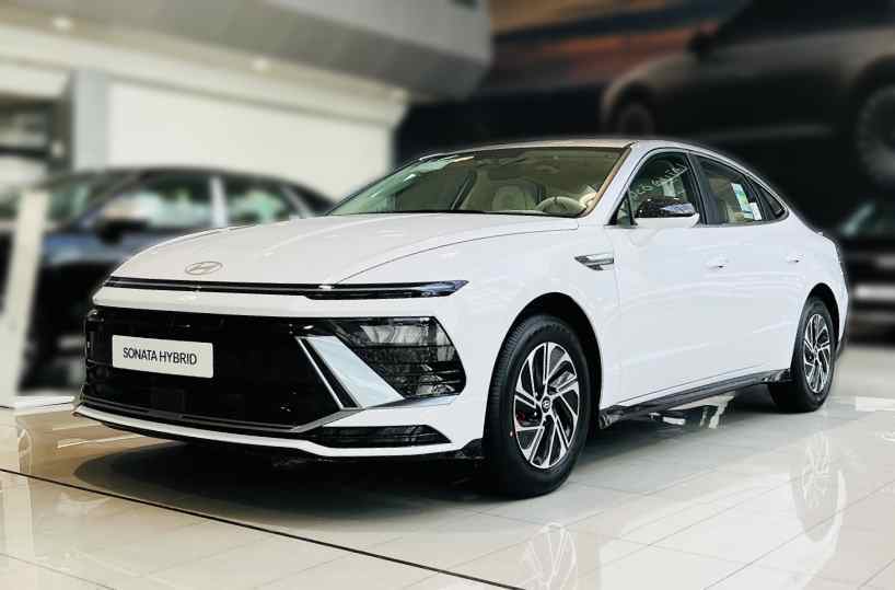 Rent Hyundai Sonata Hybrid in Dubai (6)