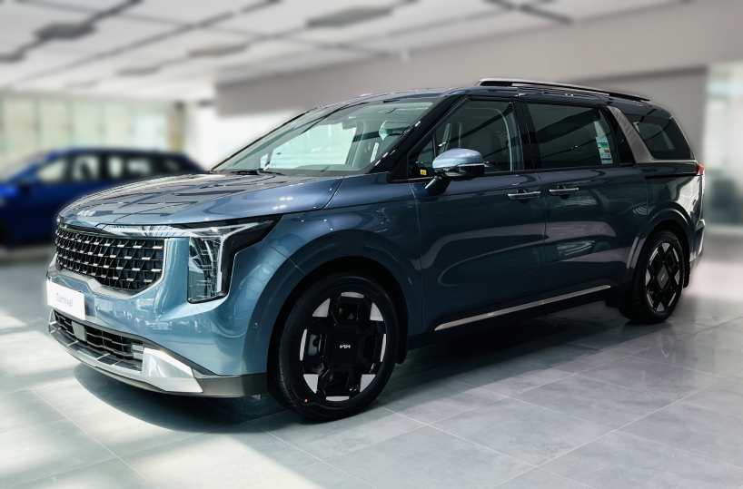 Rent Kia Carnival in Dubai